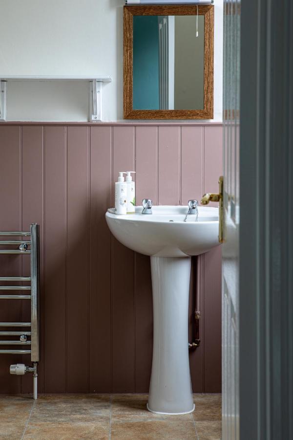 The Three Tuns Hotel Helston Room photo